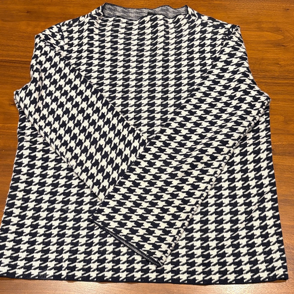 Ann Taylor Women's  Navy and White Houndstooth Sweater.